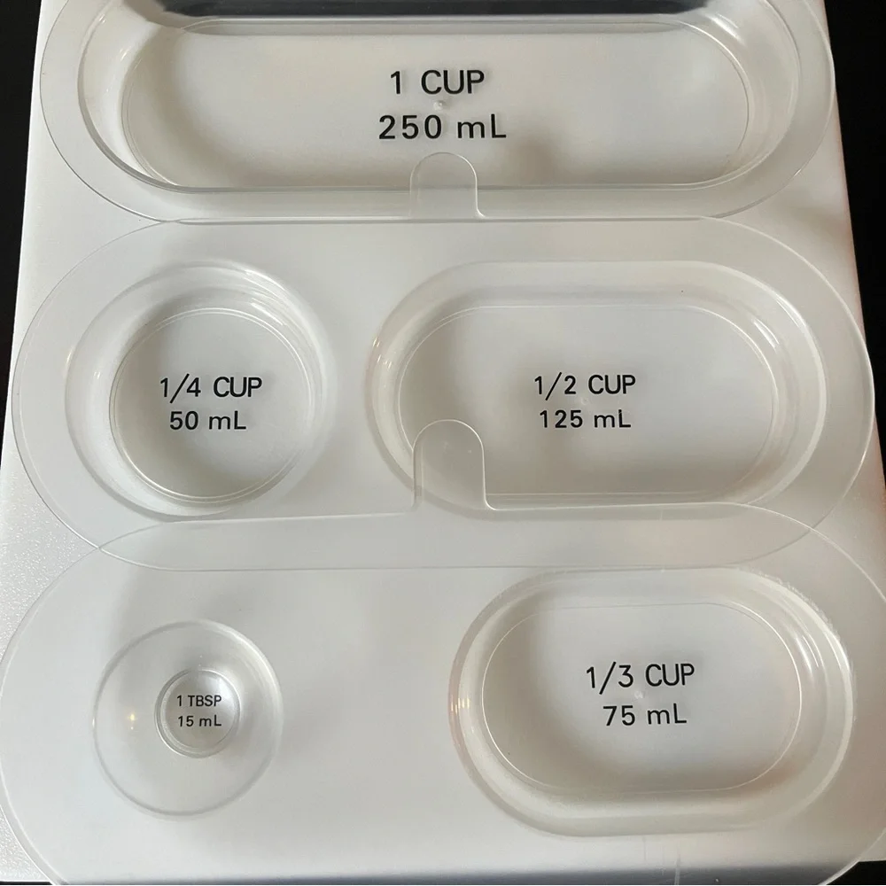 The Pampered Chef Cut & Measure White Cutting Board Snap In Clear Measuring Cups
